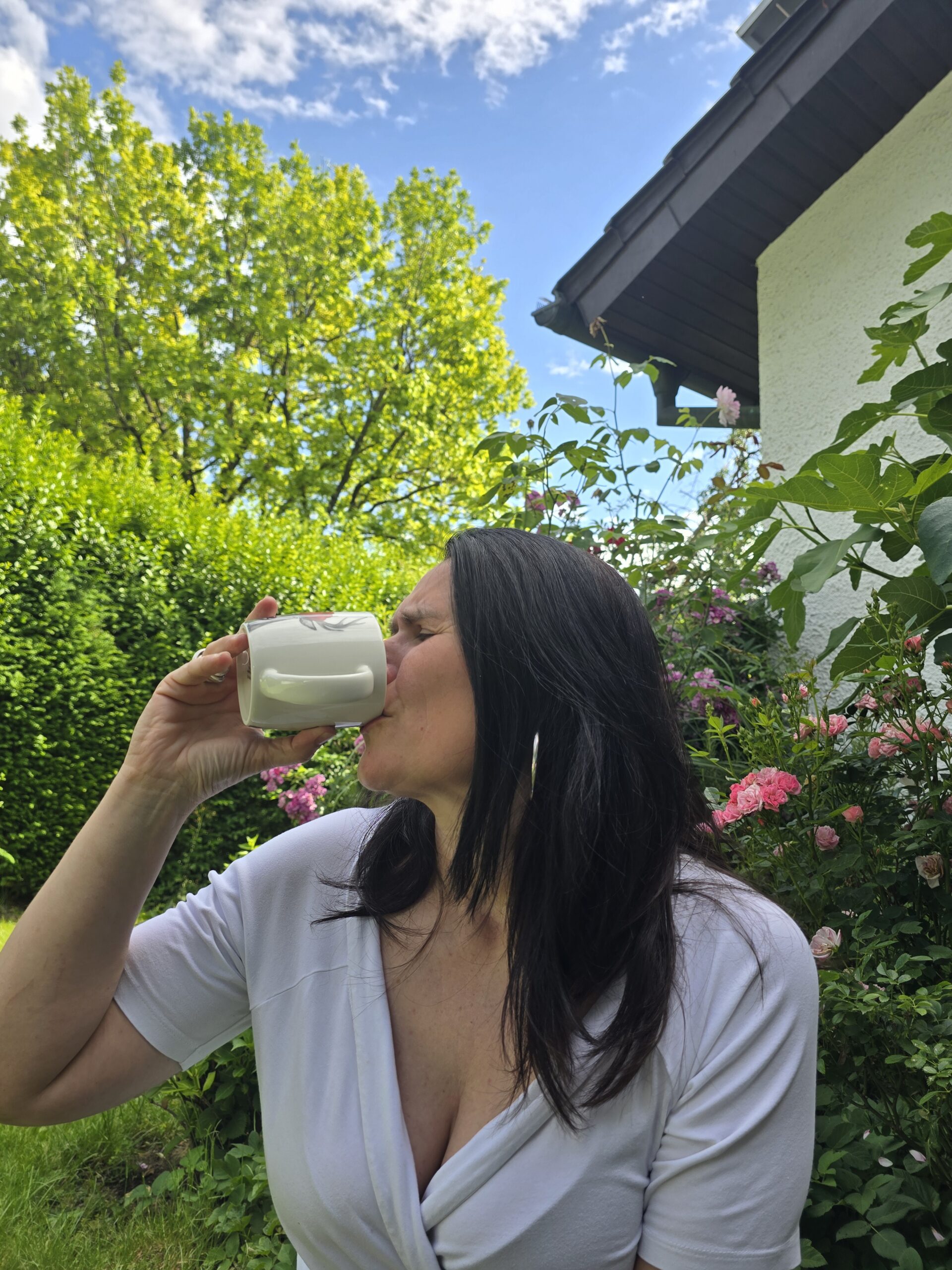 Simone ist im Garten und trinkt Kuzu-Tee
