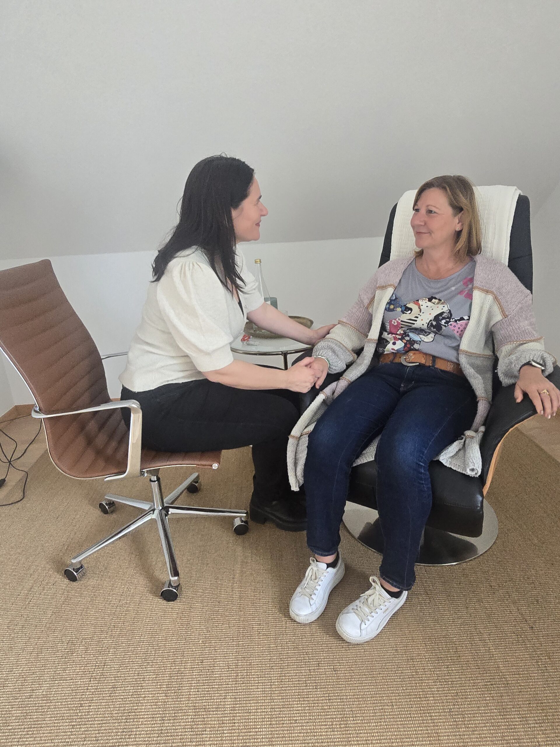 Hypnose mit Yvonne Simone Weiß leitet eine Hypnose bei einer Klientin an